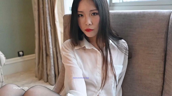 PANS 纳纳 超美女神新模，无内透点私拍1V【737M】