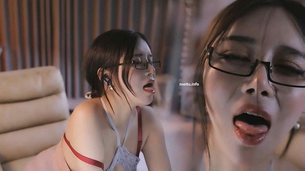 网易CC 小恩雅 定制剧情，妈妈被儿子同学骗去lun1V【655M】